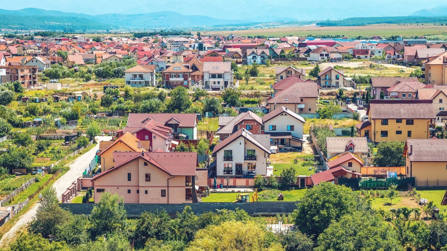 Lege pentru românii care stau la curte Vecinii nu sunt obligați