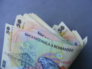 Salariul mediu în decembrie 2007 – în creştere cu 13,7%