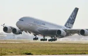 Primul zbor comercial al unui Airbus A380 spre Europa