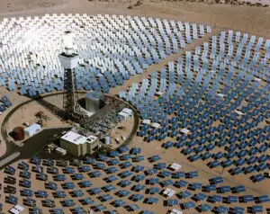 Cea mai mare centrală solară din lume şi-a început producţia