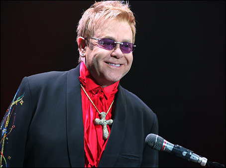 Elton John: 2,5 milioane de dolari pentru Hillary