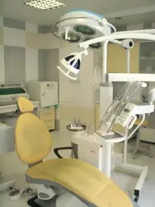 Amendă de 20.000 de lei pentru Asociaţia Naţională a Tehnicienilor Dentari