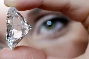 Rusia: diamant de 300.000 de euro găsit într-o spălătorie auto