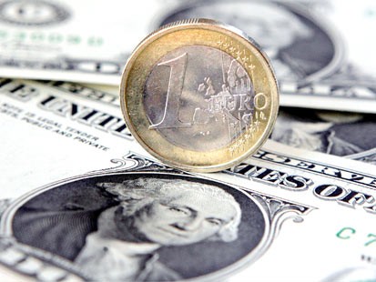 Un nou record al euro faţă de dolar
