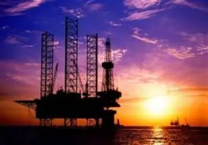Cursul euro ridică preţul petrolului la un nou nivel record