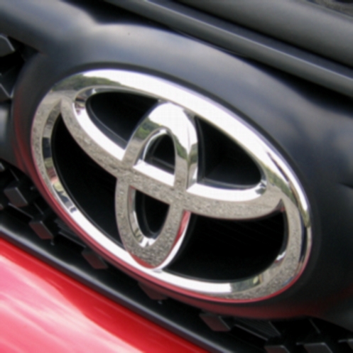 Toyota lansează un vehicul care poate merge şi pe şosea şi pe cale ferată