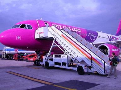 Wizz Air: serviciu de transfer între aeroport şi oraş pentru pasagerii din Bucureşti şi din Cluj-Napoca