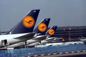 Lufthansa măreşte suprataxa de carburant