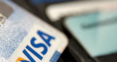 Visa lansează un card de plăţi cu generator de cod integrat