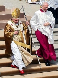Vaticanul dezminte: Papa nu se încalţă de la Prada!