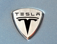 Tesla va dezvolta un hibrid de 60.000 de dolari