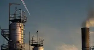 Rezervele de petrol ale SUA, în scădere, preţul barilului, în creştere