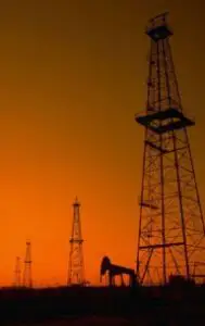 Petrolul îşi continuă uşoara scădere