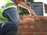 Trend crescător în construcţii, comerţ şi servicii