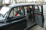 Munţi de celulare lăsate în taxiurile londoneze