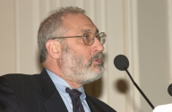 Stiglitz: vor mai urma falimente de instituţii financiare