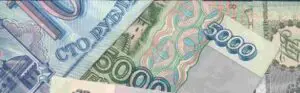 Ruşii încep să-şi retragă economiile din bănci