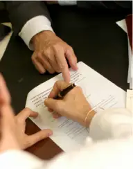 În aprilie 2009 expiră termenul pentru opţiunile de continuare a activităţii comerciale