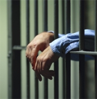 Jurat trimis la închisoare pentru că s-a împrietenit cu inculpatul pe Facebook