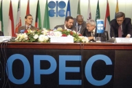 Înaintea întrunirii OPEC, liderii organizaţiei anunţă o reducere a producţiei de 2 milioane barili