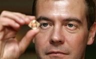 Medvedev: Situaţia sistemului financiar este „controlabilă”