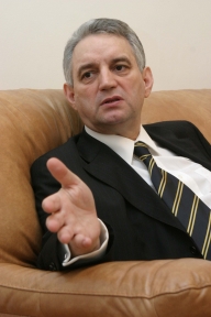 Ministrul Ilie Sârbu ţine partea furnizorilor în războiul cu hypermarketurile