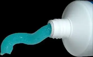SCANDAL: Pastă de dinţi toxică, importată în SUA