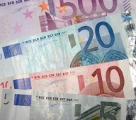 Euro stagnează şi azi