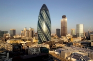 Sectorul financiar londonez îşi plăteşte angajatele cu 60% mai prost decât angajaţii