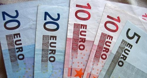 Ministerele împrumută un miliard de euro pentru investiţii