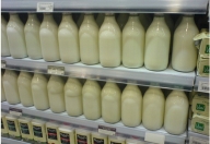 UPDATE: Consiliul Concurenţei investighează conflictele dintre producătorii şi procesatorii de lapte