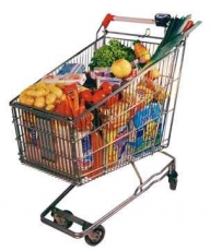 Românii fac cumpărături planificate şi „aleargă după reduceri”