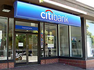 Citibank România plăteşte clienţilor comisioanele, dacă aceştia nu sunt mulţumiţi de produse