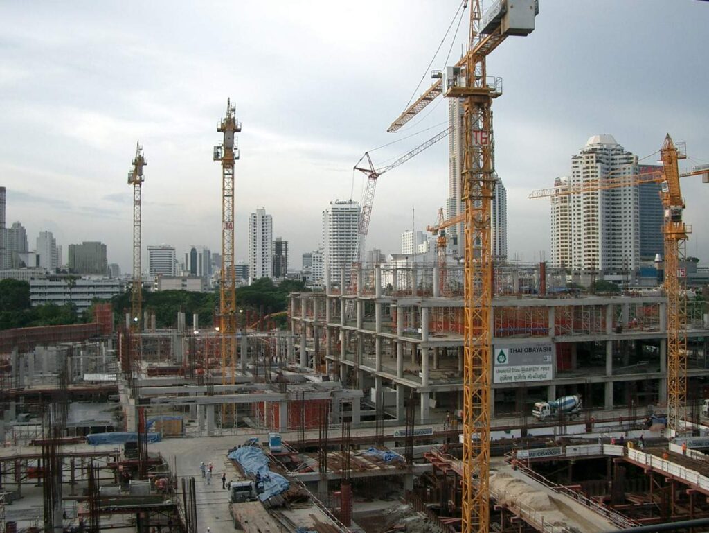 INS: volumul lucrărilor de construcţii a crescut cu 30,5% în primele luni ale anului