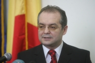 Boc ameninţă cu „supraimpozitarea” băncile care scot banii din ţară