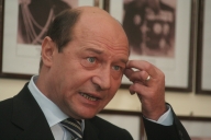 Băsescu va câştiga 9.000 RON, lui Boc i se micşorează salariul