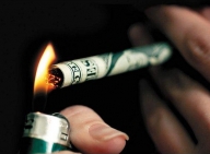 În judeţul Mureş, funcţionarii cumpără ţigarete pe bani publici