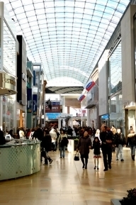 Centrele comerciale din Bucureşti au pierdut într-un an jumătate din valoare