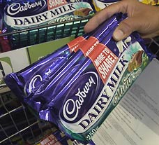 Cadbury îşi închide din fabrici şi îşi vinde divizia de băuturi răcoritoare