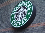 Starbucks, între creşteri şi reduceri de preţuri