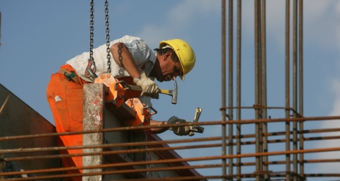 Numărul autorizaţiilor de construire au scăzut cu 22,6% faţă de iulie 2008