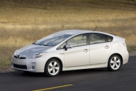 Toyota prezintă primul hibrid care poate fi încărcat la o priză casnică