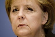 Merkel rămâne la putere, dar singură
