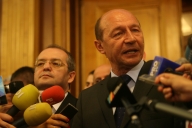 Traian Băsescu invită PSD şi PDL „să-şi bage picioarele în apă rece”