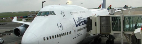 Probleme în reţeaua informatică Lufthansa: bilete scrise de mână, bagaje controlate manual