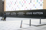 Louis Vuitton îngheaţă salariile şi angajările