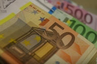 UPDATE2: După trecerea moţiunii, euro s-a dus la 4,30 lei. BNR a intervenit să stopeze căderea leului