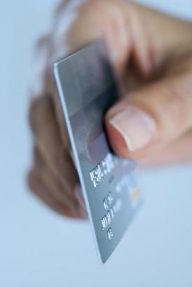De ce îşi momesc băncile clienţii să facă plăţi cu cardul