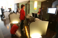 Decât să plătească online cu cardul, turiştii români preferă să facă plata la recepţia hotelului