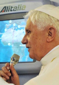 Papa Benedict al XVI-lea foloseşte e-mailul şi navighează pe Internet